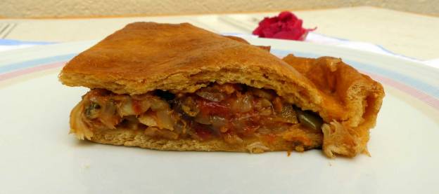 Empanada de bacalao y pasas.