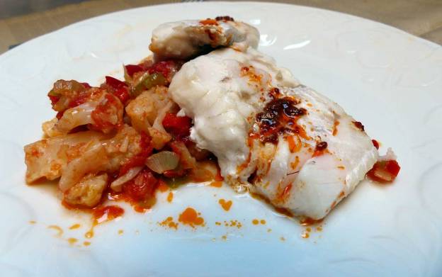 Merluza a la plancha con pisto