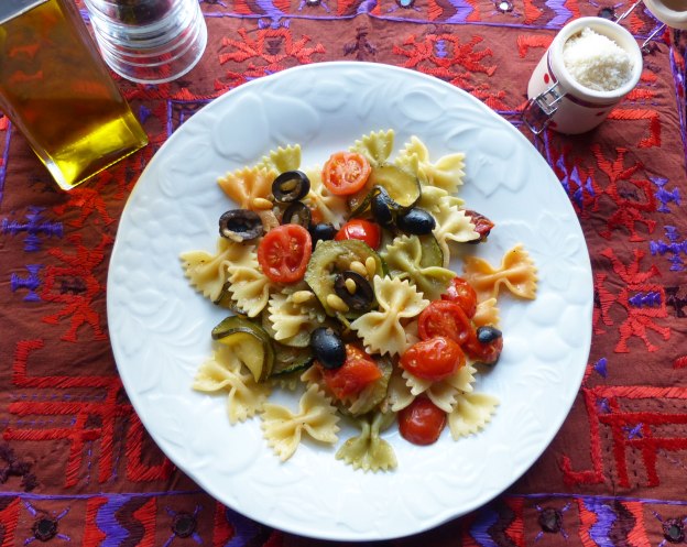 Farfalle con falso pesto a la cerveza. CP.