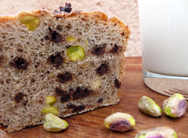 Pan de chocolate negro y pistachos. CP