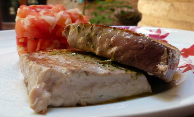 Atún con vinagreta de albahaca y tartar de sandía. CP