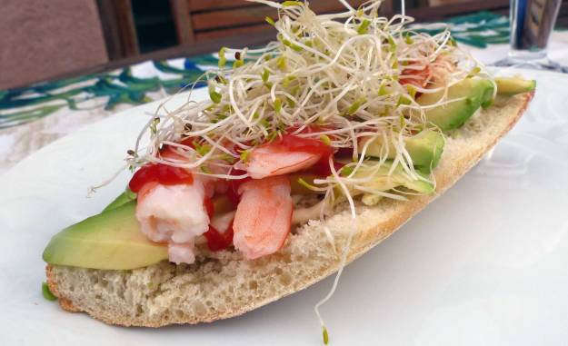 Bocadillo de langostinos y aguacate. CP.